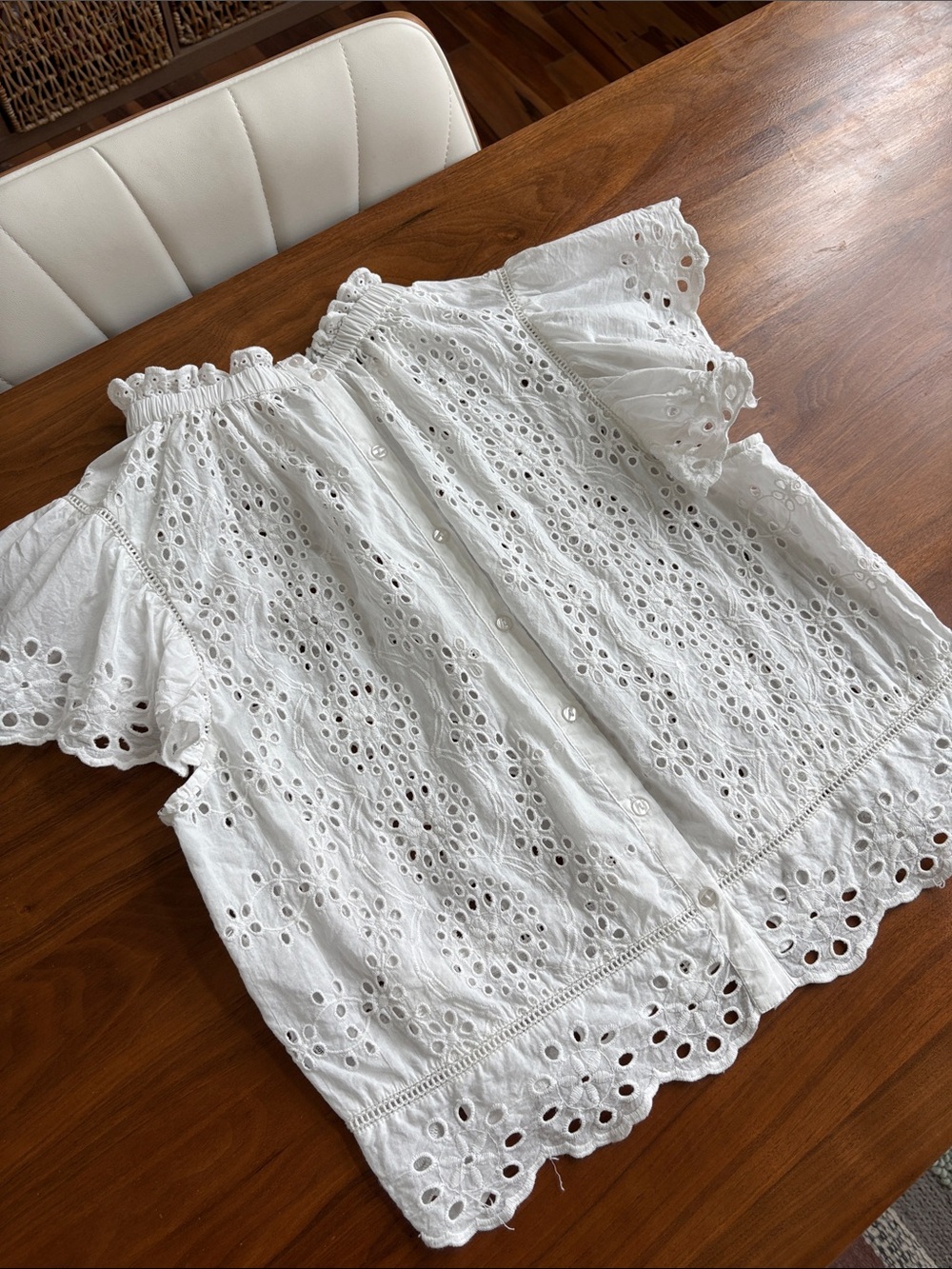 Jennifer & Grace Broderie Anglaise Flutter Sleeve Blouse
Size Large - Picture 6 of 10